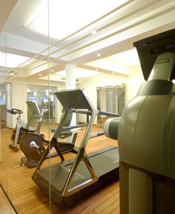 Der Fitnessraum mit hochwertigen Fitnessgeräten im Wellnesshotel Gut Ising am Chiemsee.
